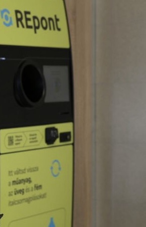 REpont automata oldalnézetből, fal mellett