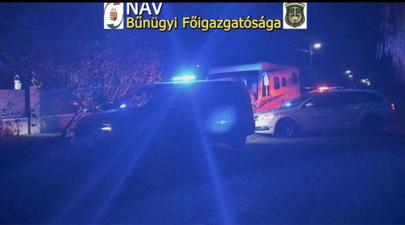 Rendőrautók és nyomozói járművek villogó fényekkel éjszaka.