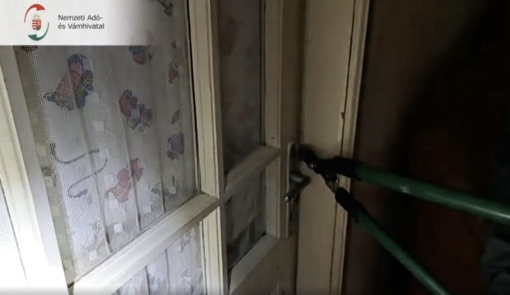 NAV-felvétel egy nyírségi ház átkutatásáról, ahol 674 kilogramm szárított dohánylevelet találtak hordókban és zsákokban.
V