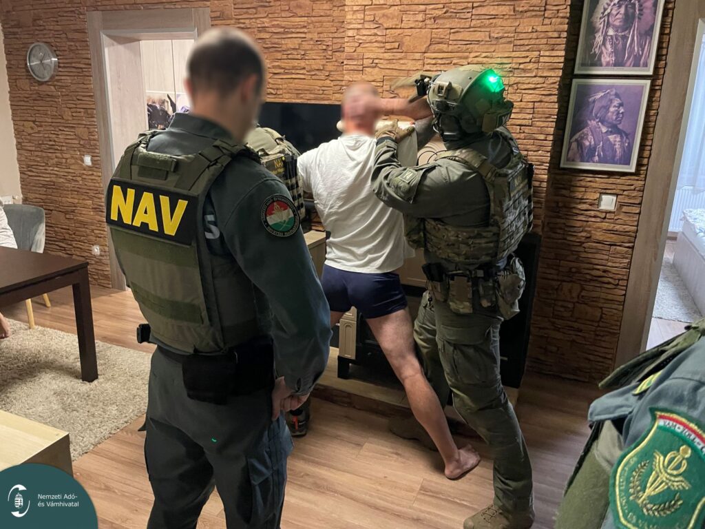NAV kommandós egység egy gyanúsítottat fog el lakásában
