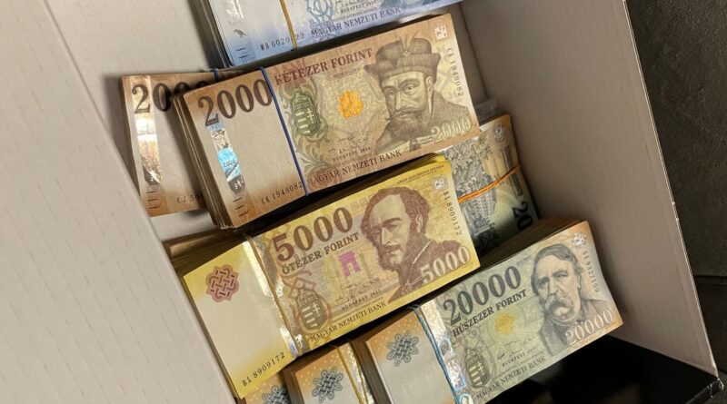 Nagy összegű forint bankjegykötegek egy dobozban