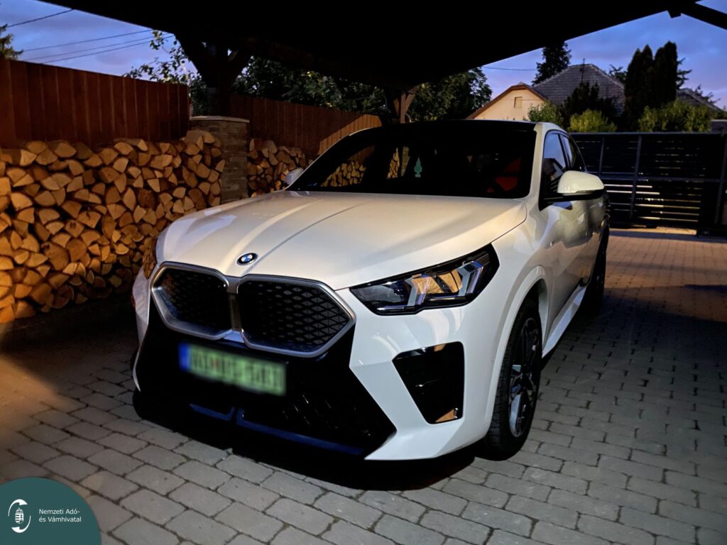 Fehér BMW egy udvaron lefoglalva