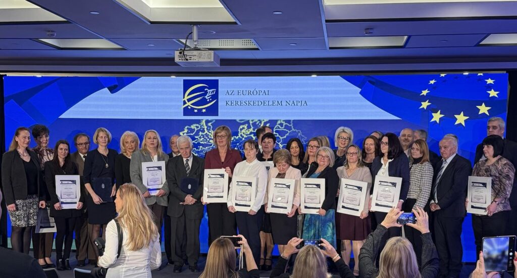 A XXI. Európai Kereskedelem Napja díjazottjai csoportképen Budapesten, az ünnepélyes díjátadón