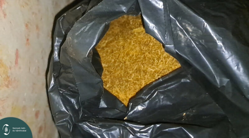 Fekete műanyagzsákban tárolt vágott dohány közelről, egy nyírségi ingatlan rejtekhelyén. Felirat: A lószerszámok közé rejtett zsákokban ilyen dohány lapult.