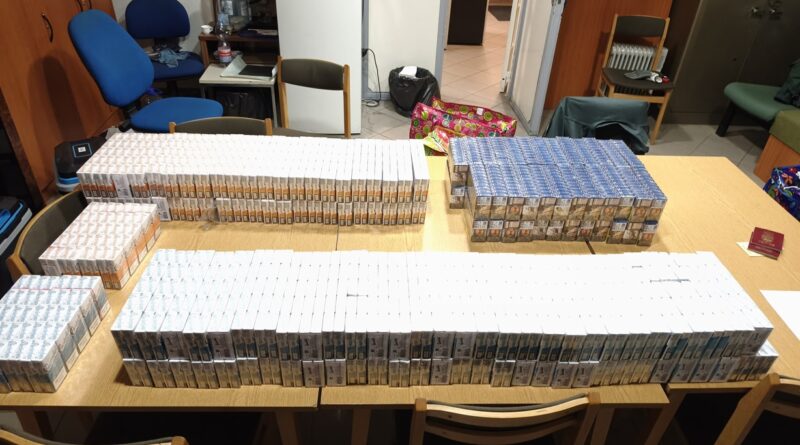 Lefoglalt cigaretták százai sorakoznak egy asztalon a NAV irodájában. Cím: Több mint 1600 doboz illegális cigarettát foglalt le a NAV
