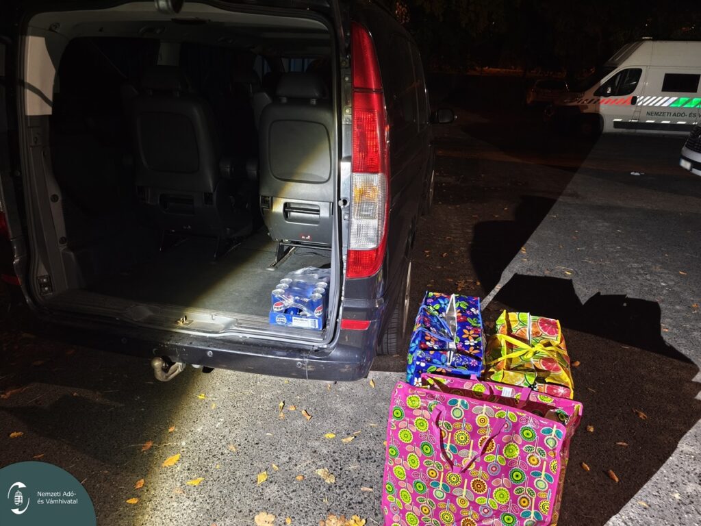 Színes táskák és egy kisbusz csomagtere, amelyből a csempészcigarettát szállították
