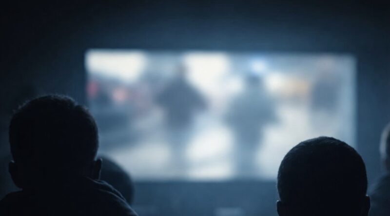 Háttal álló emberek sziluettjei egy elmosódott képernyő előtt félhomályban