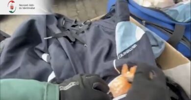 Kabát belső zsebéből előkerülő droggal töltött zacskó