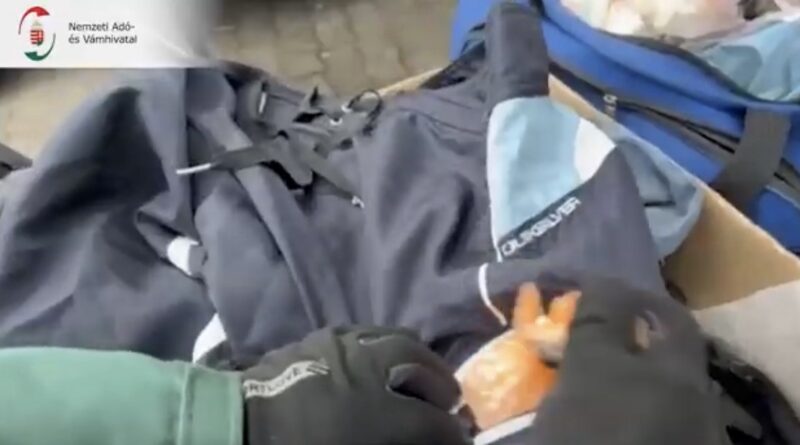 Kabát belső zsebéből előkerülő droggal töltött zacskó