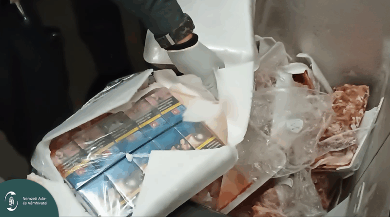Fagyasztott hús alá rejtett cigarettás dobozokat tár fel a NAV pénzügyőre