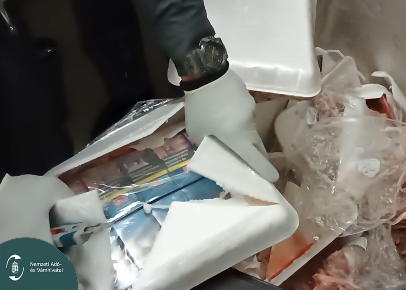 Cigarettás dobozok bukkannak elő a fagyasztott húsos ládából