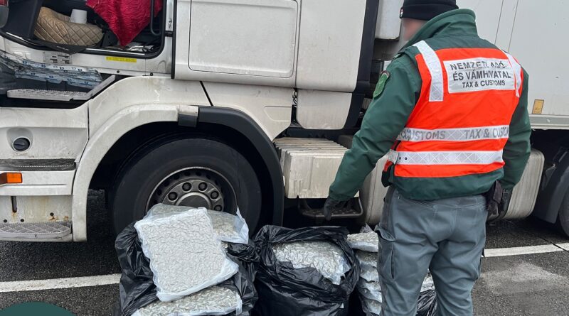 Marihuánát tartalmazó zsákok egy kamion mellett az M7-es autópályán végzett NAV-ellenőrzéskor
