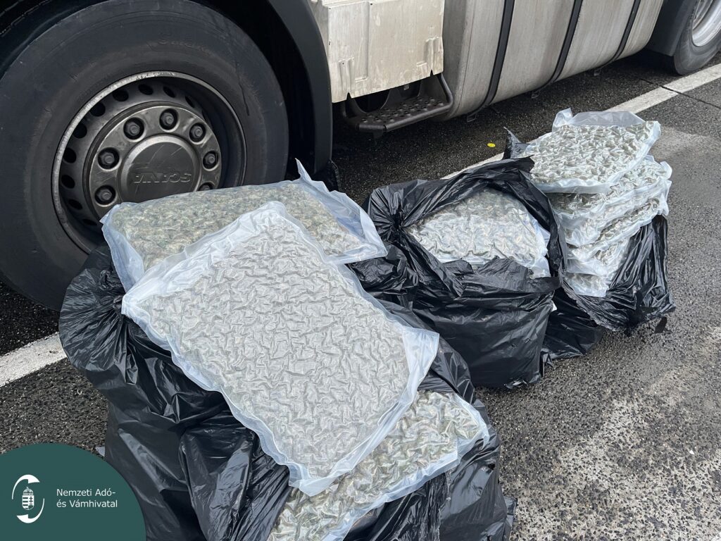 Vákuumcsomagolt marihuána fekete zsákokban egy kamion mellett