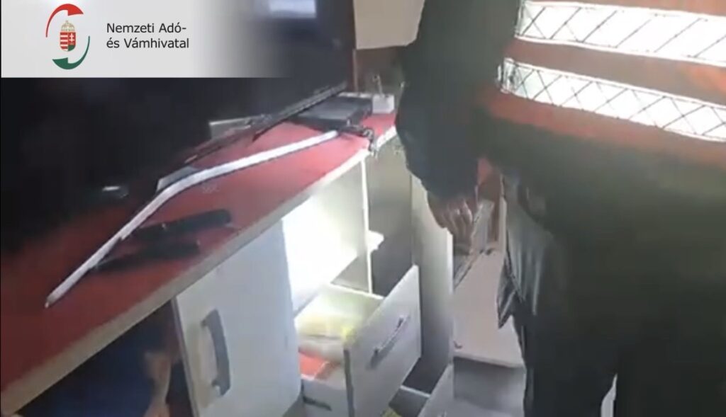 Nyitott fiókban és szekrényben tárolt kiporciózott dohány egy családi házban