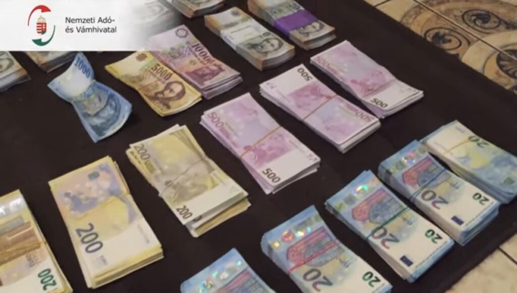 Lefoglalt forint és euró bankjegyek asztalon elrendezve