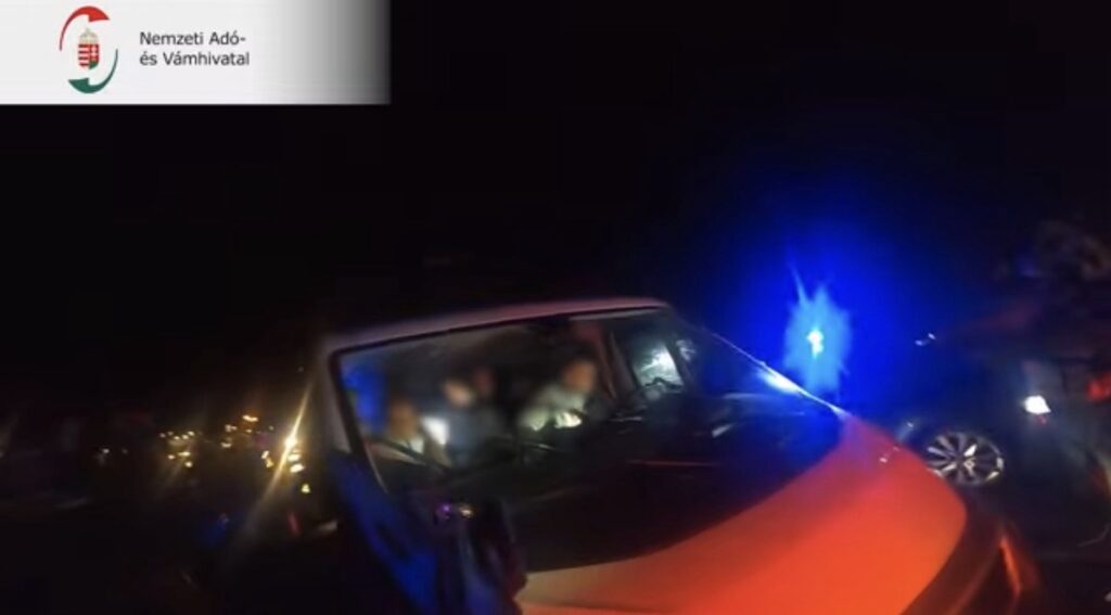 Éjszakai NAV ellenőrzés során megállított jármű kék villogóval