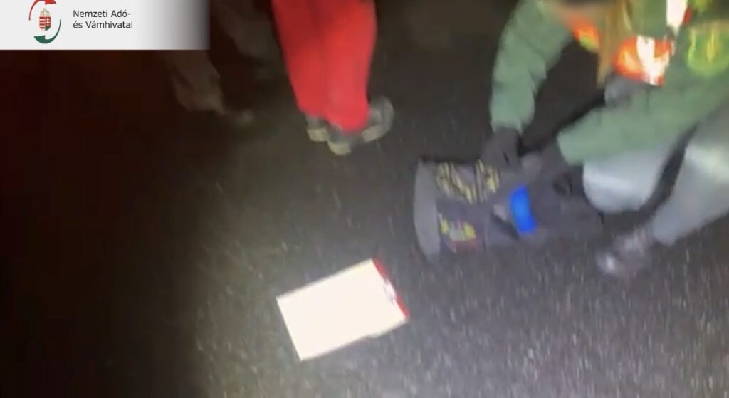 Hatósági intézkedés egy kamionsofőrrel az út szélén