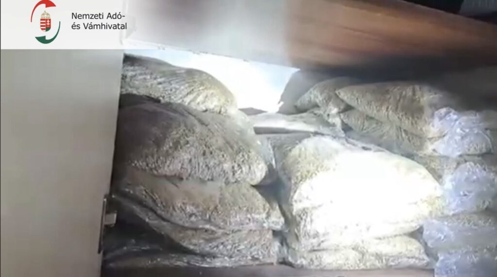 Ágyneműtartóban elrejtett, zsákokba csomagolt dohány