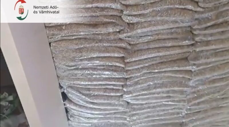 Katonás rendben egymásra pakolt dohányzsákok egy szekrényben