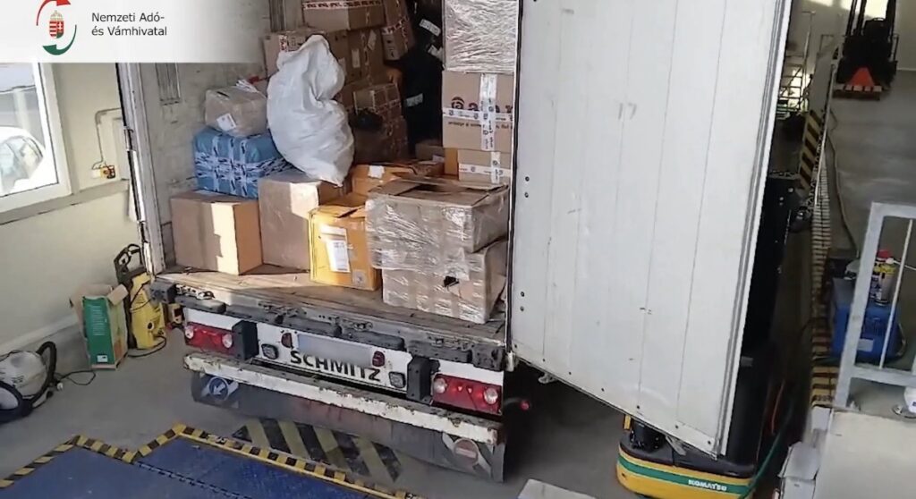 Dobozokkal megrakott kamion raktere a NAV ellenőrzése közben