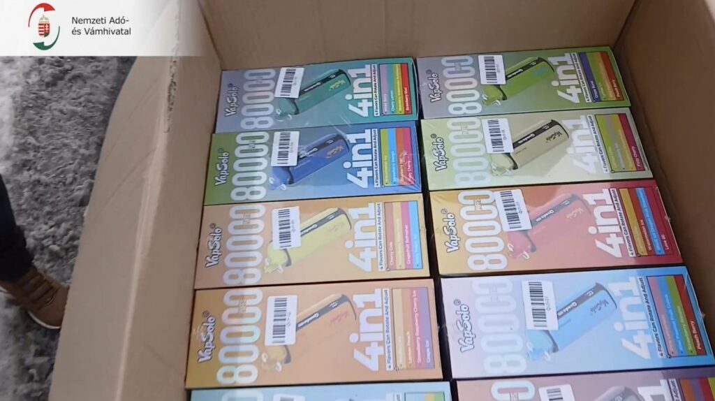 VapSolo illegális elektromos cigaretták dobozban lefoglalás előtt