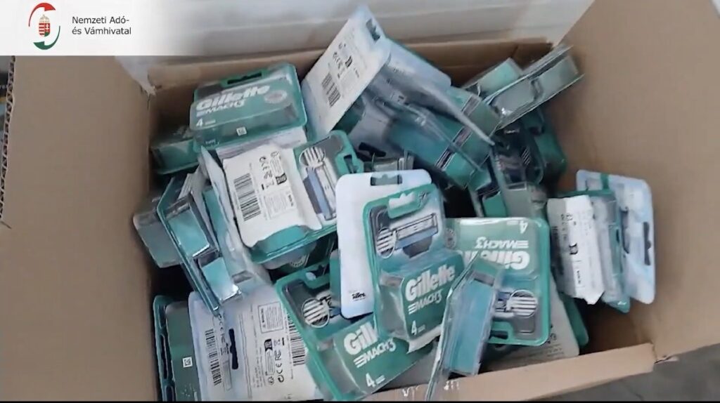 Zöld csomagolású Gillette borotvapengék egy kartondobozban hatósági ellenőrzéskor