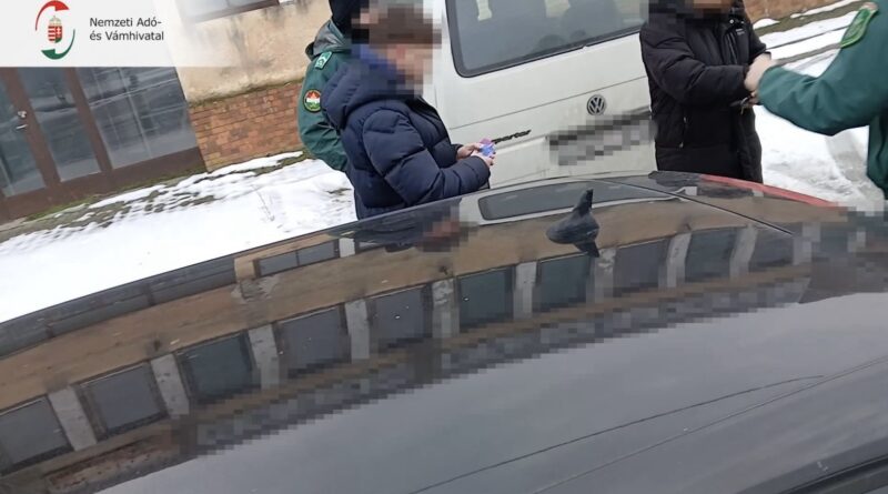 NAV pénzügyőrök igazoltatnak egy férfit illegális vape ügyben