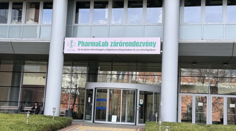 A PharmaLab zárórendezvény felirata a HUN-REN Természettudományi Kutatóközpont bejáratánál.