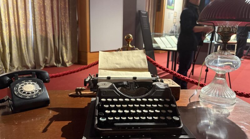 Írógép, telefon, személyes tárgyak az OSZK-ban Wass Albert hagyatéka