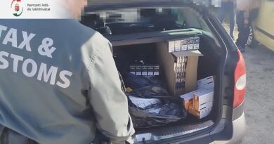 NAV ellenőrzés során lefoglalt illegális cigaretták egy autó csomagtartójában