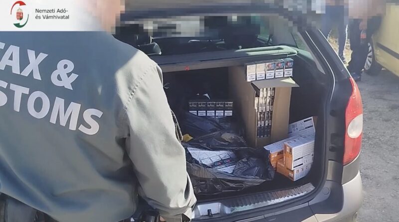 NAV ellenőrzés során lefoglalt illegális cigaretták egy autó csomagtartójában