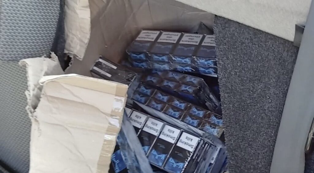 Zárjegy nélküli cigaretták egy autó csomagtartójában