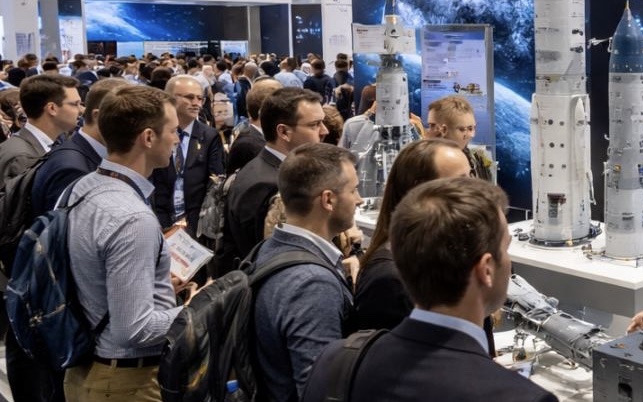 Látogatók a magyar standnál a londoni Space-Comm Expo Europe űripari kiállításon