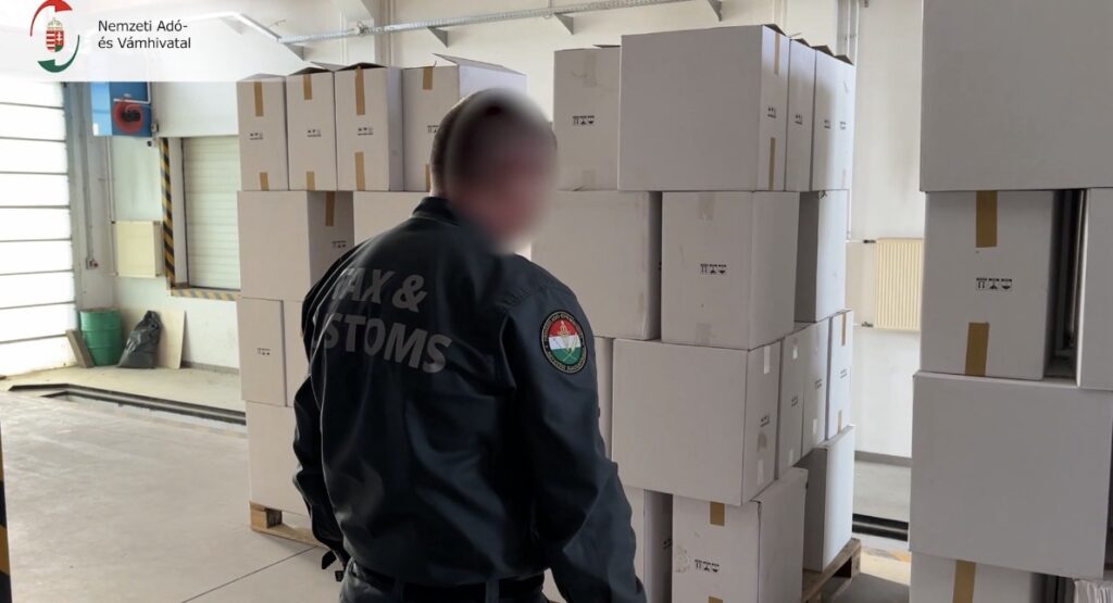 A teljes rakomány lefoglalva a raktárban. Tele kartondobozok