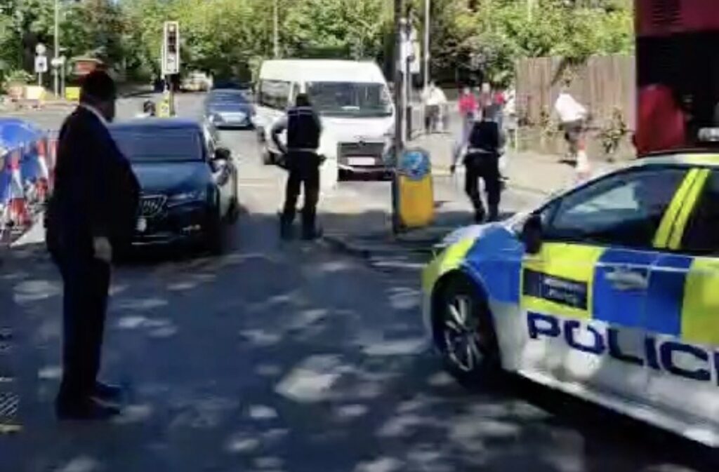 Brit rendőrök biztosítják az utcát a londoni Golders Green negyedben történt késes támadás után.