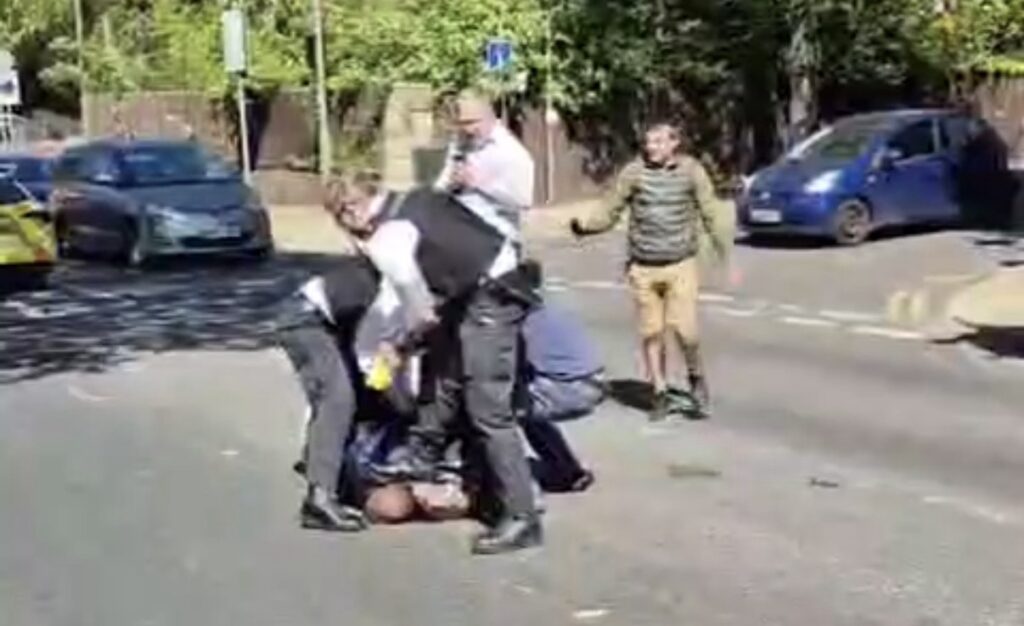 Több ember a földre visz egy férfit Londonban a késes támadás után.