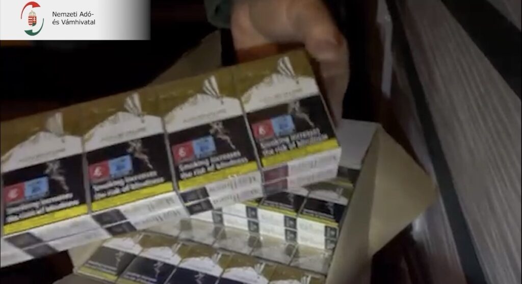 Felbontott kartondobozban cigarettás dobozok ellenőrzése