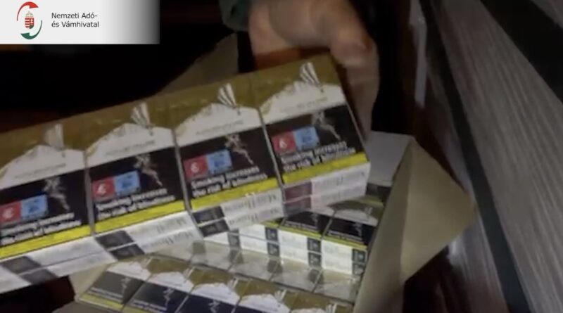 Felbontott kartondobozban cigarettás dobozok ellenőrzése