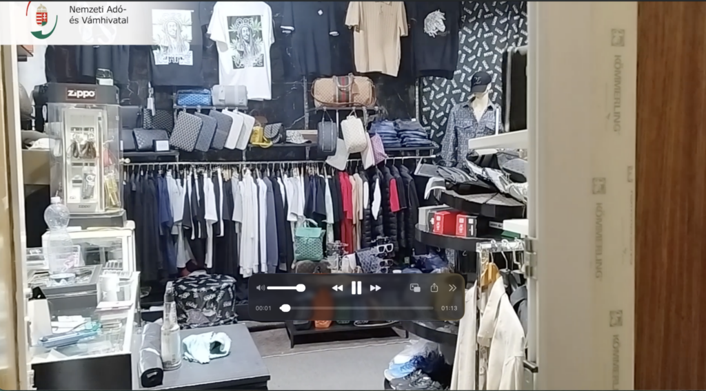 Hamis ruházati termékek és kiegészítők zsúfolt elrendezésben egy boltban