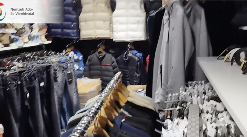 Ruhákkal és táskákkal telezsúfolt üzlethelyiség a piacon