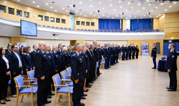 Díszegyenruhás rendőrök sorakoznak a Szent György-napi ünnepségen