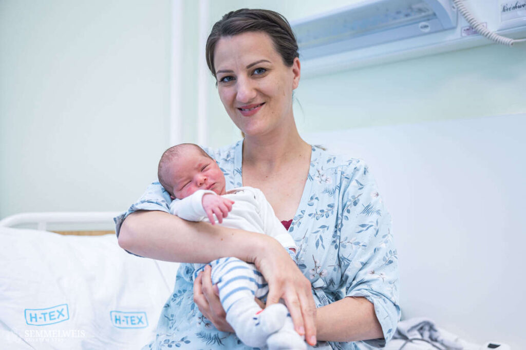 Az SMA-szűrés után egészségesen született kisfiút tartja karjában az édesanyja a Semmelweis Egyetem klinikáján.