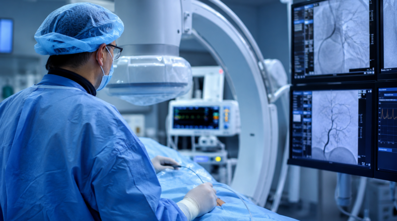 Orvos végez modern intervenciós daganatkezelést high-tech radiológiai műtőben képalkotó berendezések segítségével.