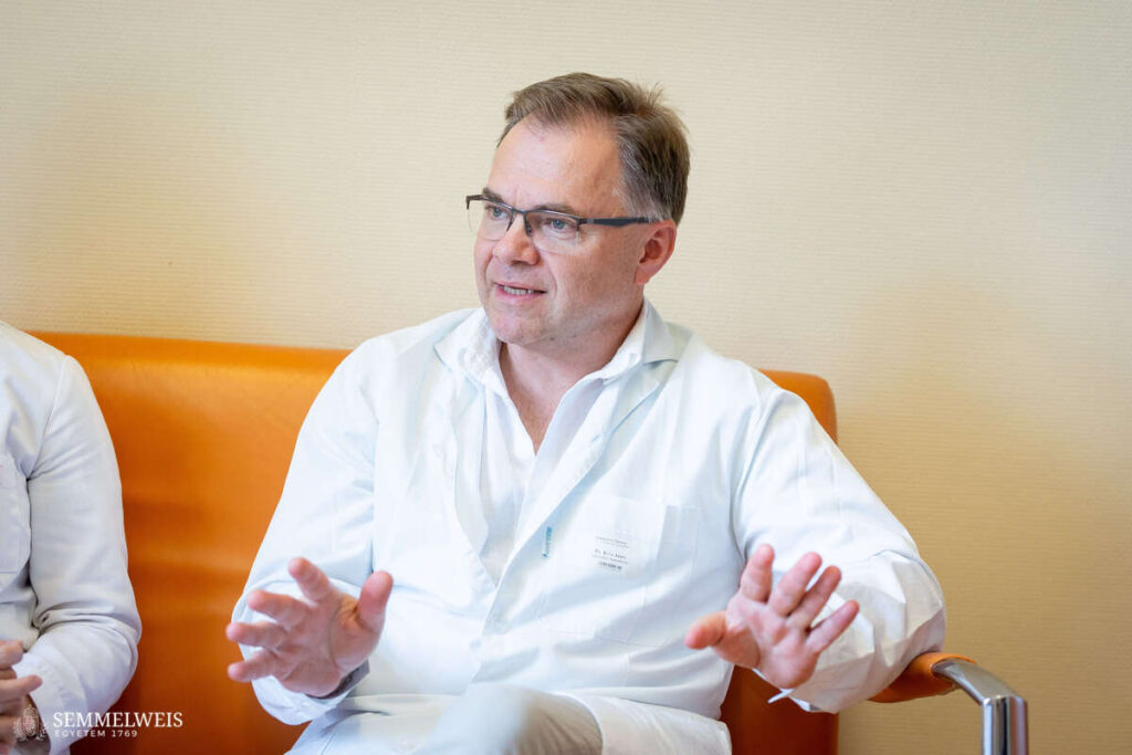 dr. Kósa János genetikai szakember beszél a Semmelweis Egyetem klinikáján.