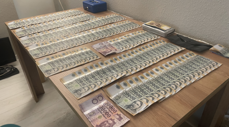 Asztalra kirakott több millió forint készpénz egy NAV-nyomozás helyszínén