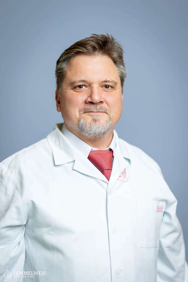 Dr. Deák Pál Ákos, a Semmelweis Egyetem Onko-intervenciós Részlegének vezetője portréfotón.