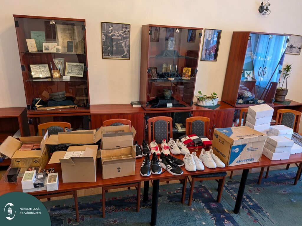 Dobozokba pakolt hamis termékek és sportcipők egy helyiségben a NAV lefoglalása után.