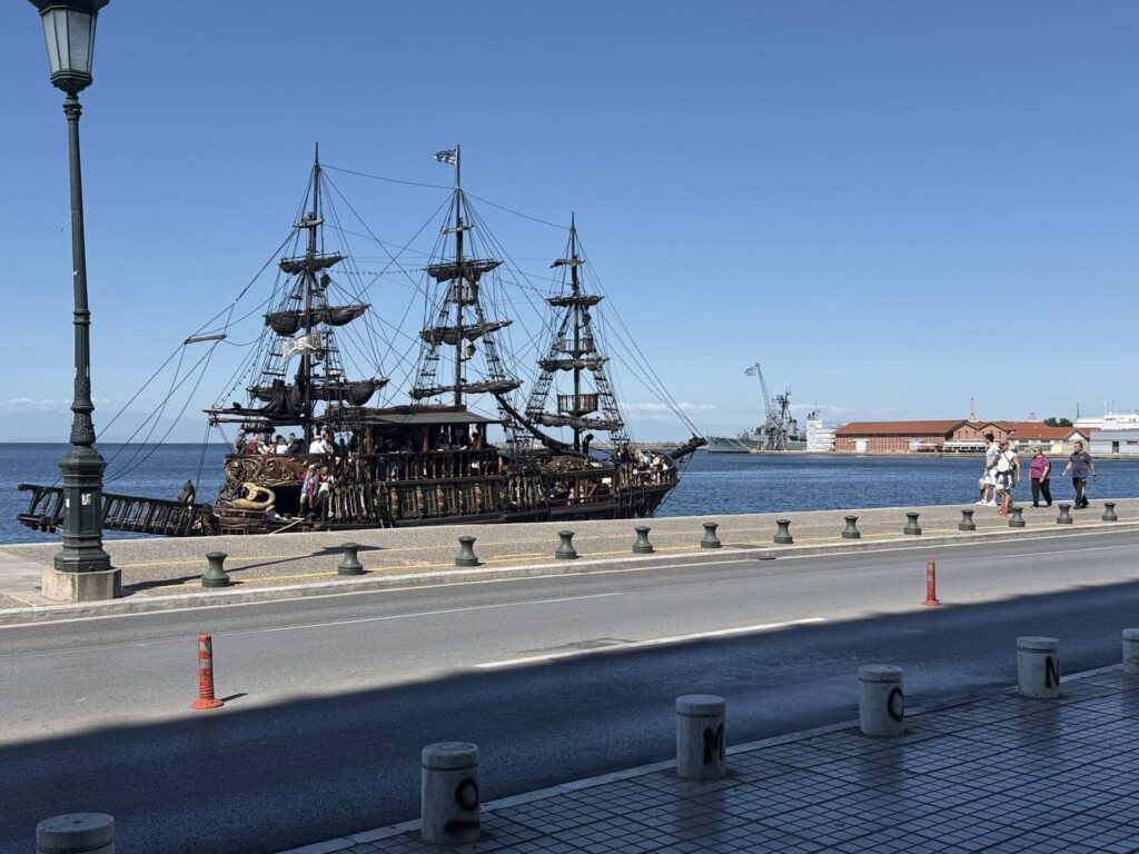 Kalózhajó stílusú turistahajó Thessaloniki partjainál