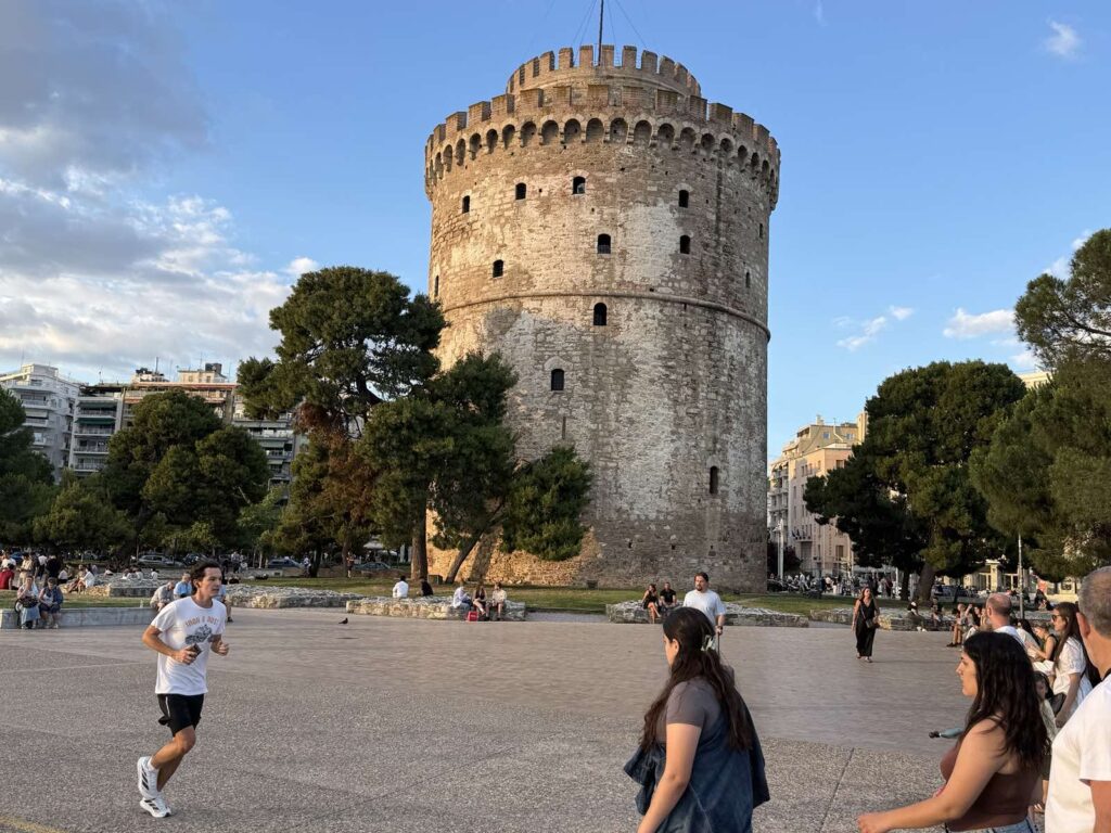 A Fehér Torony Thessalonikiben turistákkal és sétálókkal körülvéve