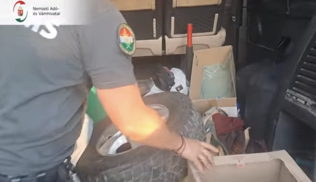 Pénzügyőr ellenőriz egy furgont, amelyben illegálisan szállított kiskutyákat találtak